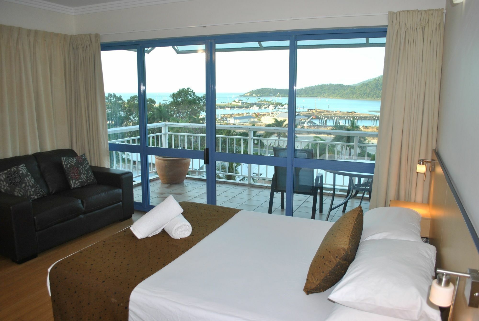 Coral Sea Vista Apartments Еърли Бийч Екстериор снимка