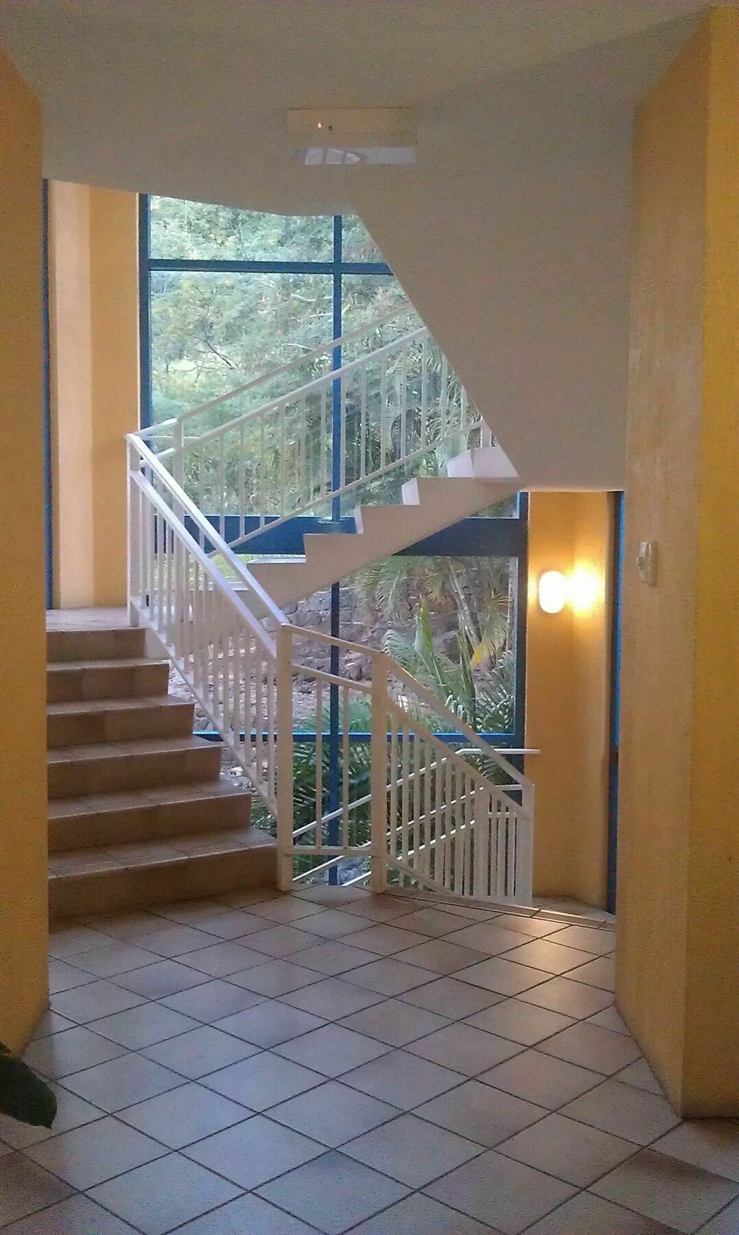 Coral Sea Vista Apartments Еърли Бийч Екстериор снимка