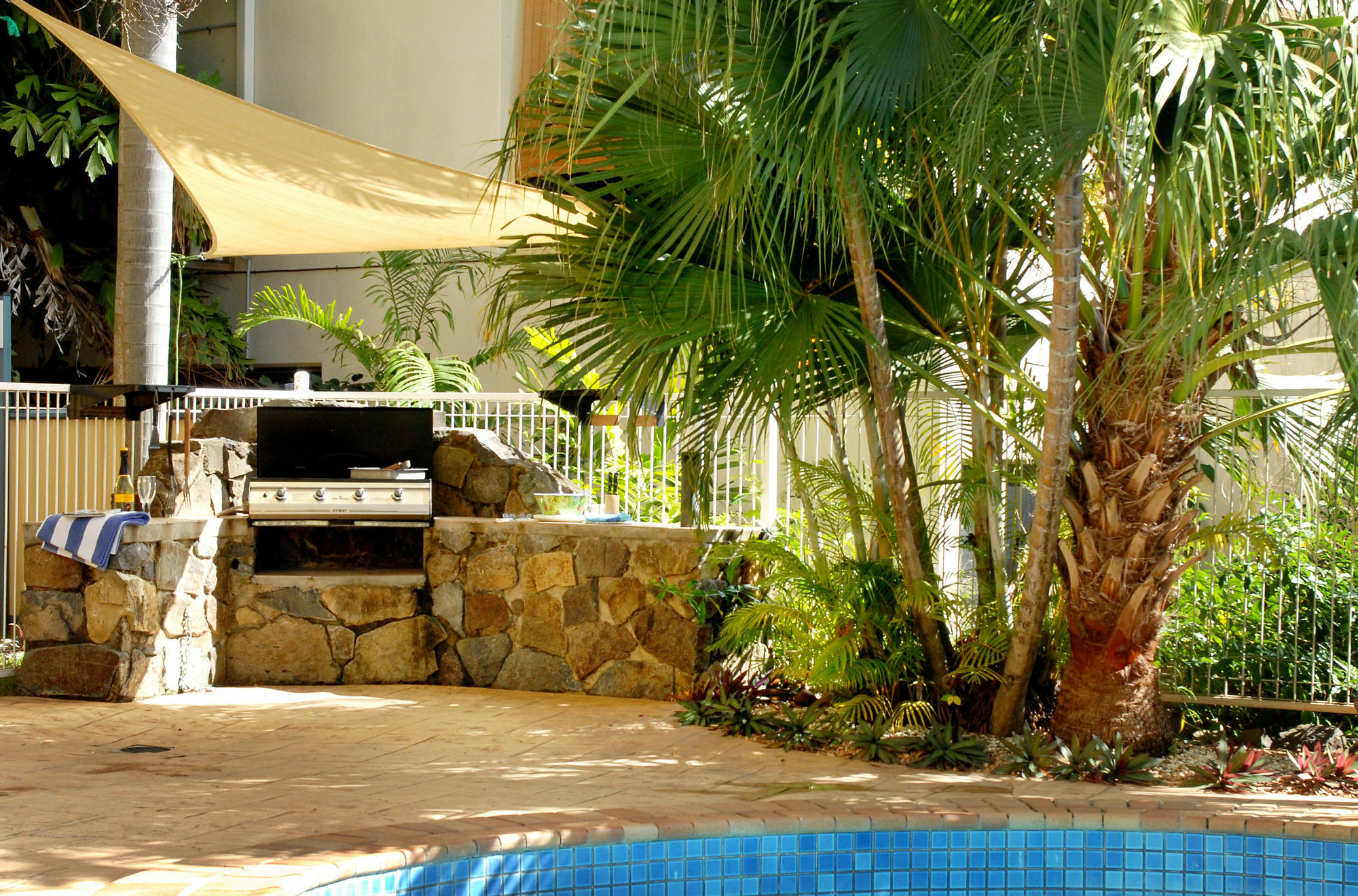 Coral Sea Vista Apartments Еърли Бийч Екстериор снимка